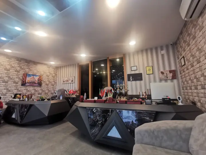 Ø³ÙŠØ§Ø±Ø©Ù…Ø¹Ø³Ø§Ø¦Ù‚ÙÙŠØ·Ø±Ø§Ø¨Ø²ÙˆÙ†