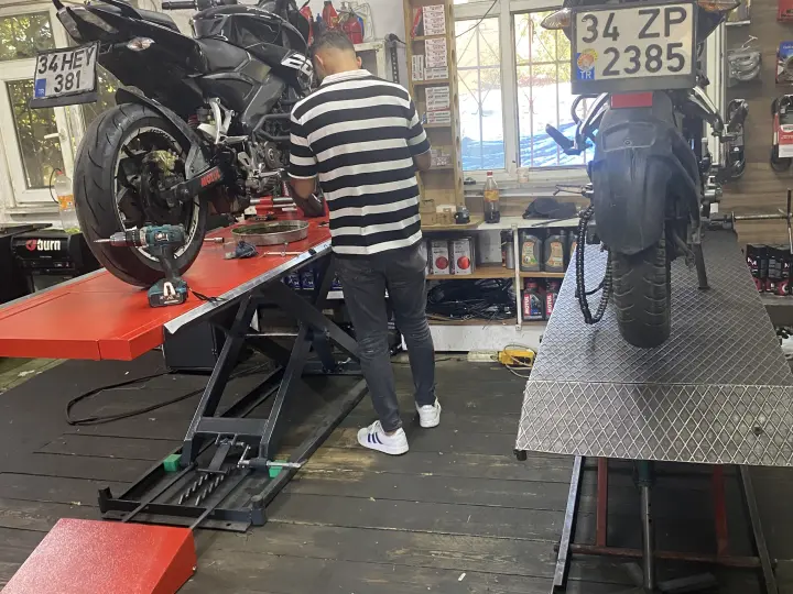 Akar Motor