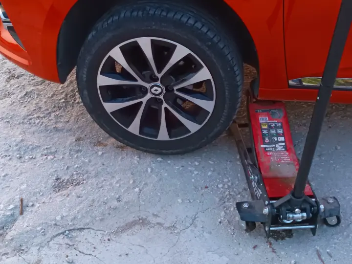 Aksuotolastik mobil yol yardım