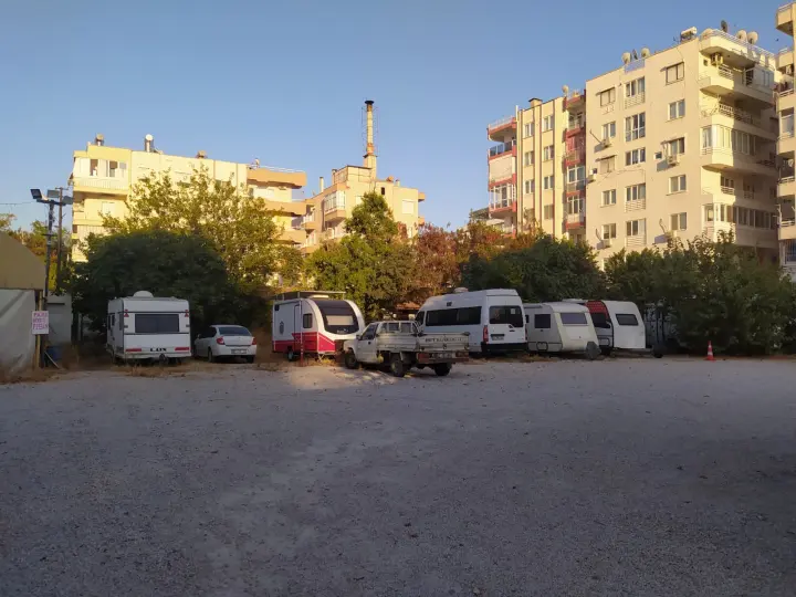 Bahçeli otopark ve karavan park