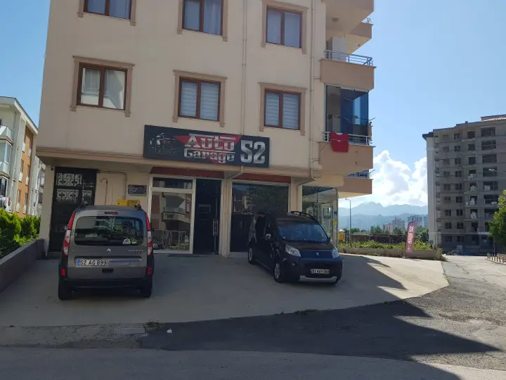 ÇARLİ GARAGE