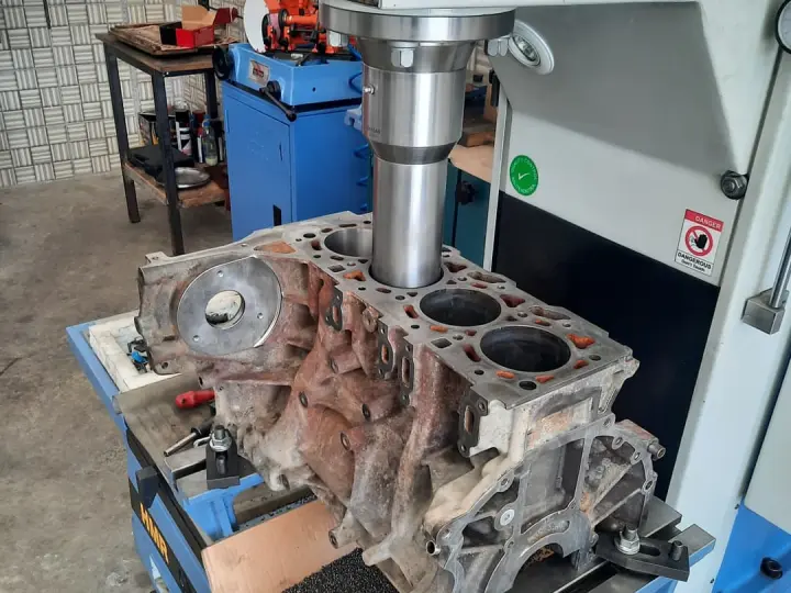 Güven iş motor yenileme