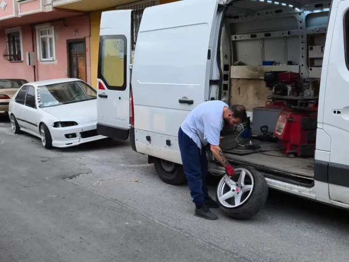 Lastiklerin Efendisi Oto Lastik Yol Yardım