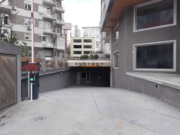 Leos Kapalı Otopark