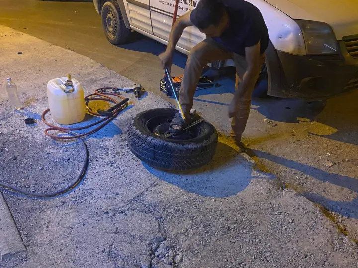 Oto Lastikçi 7/24 Açık Lastik Yol Yardımı