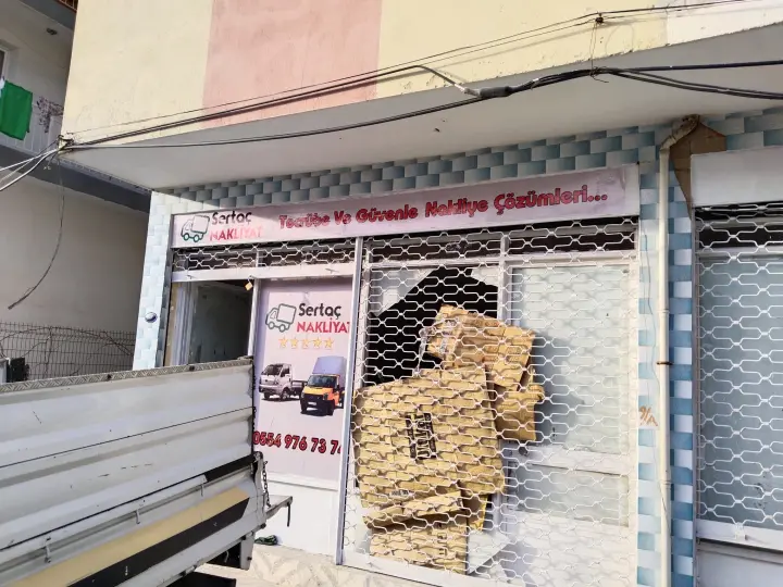 Sertaç Nakliyat Sarı Kamyonet ofisi