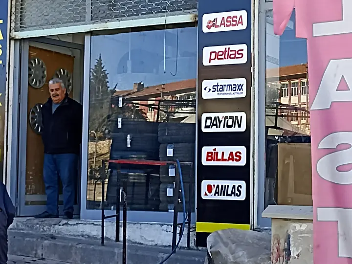 ÜLKER OTO LASTİK 7/24 yol hizmeti Lassa Petlas Goodyear bristone
