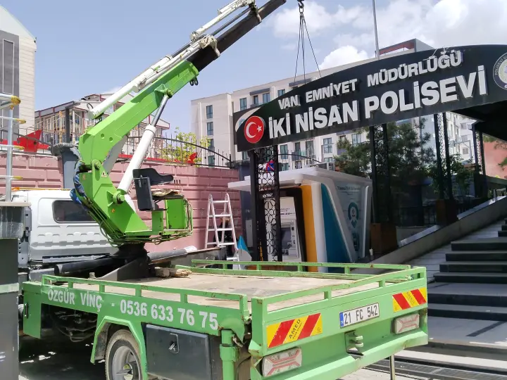 VAN ÖZGÜR VİNÇ
