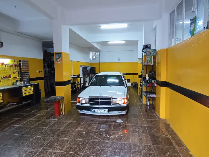 W201 Retro Garage